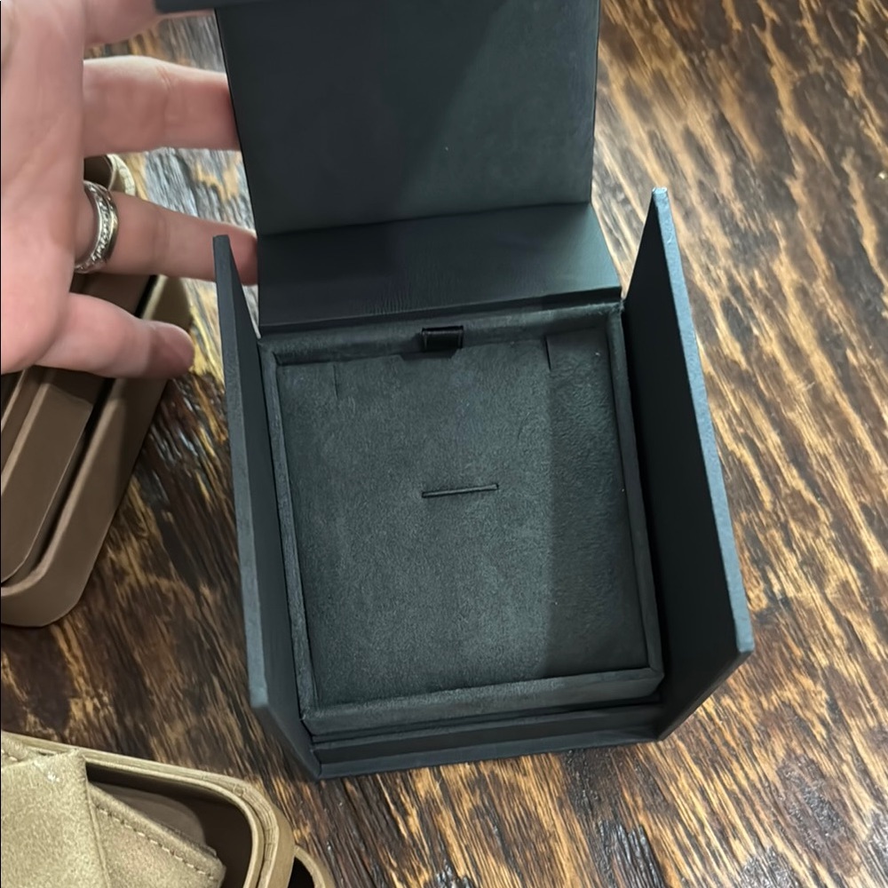 David Yurman Luxury Packaging Collection in Cream and Black - Picture 4 of 6